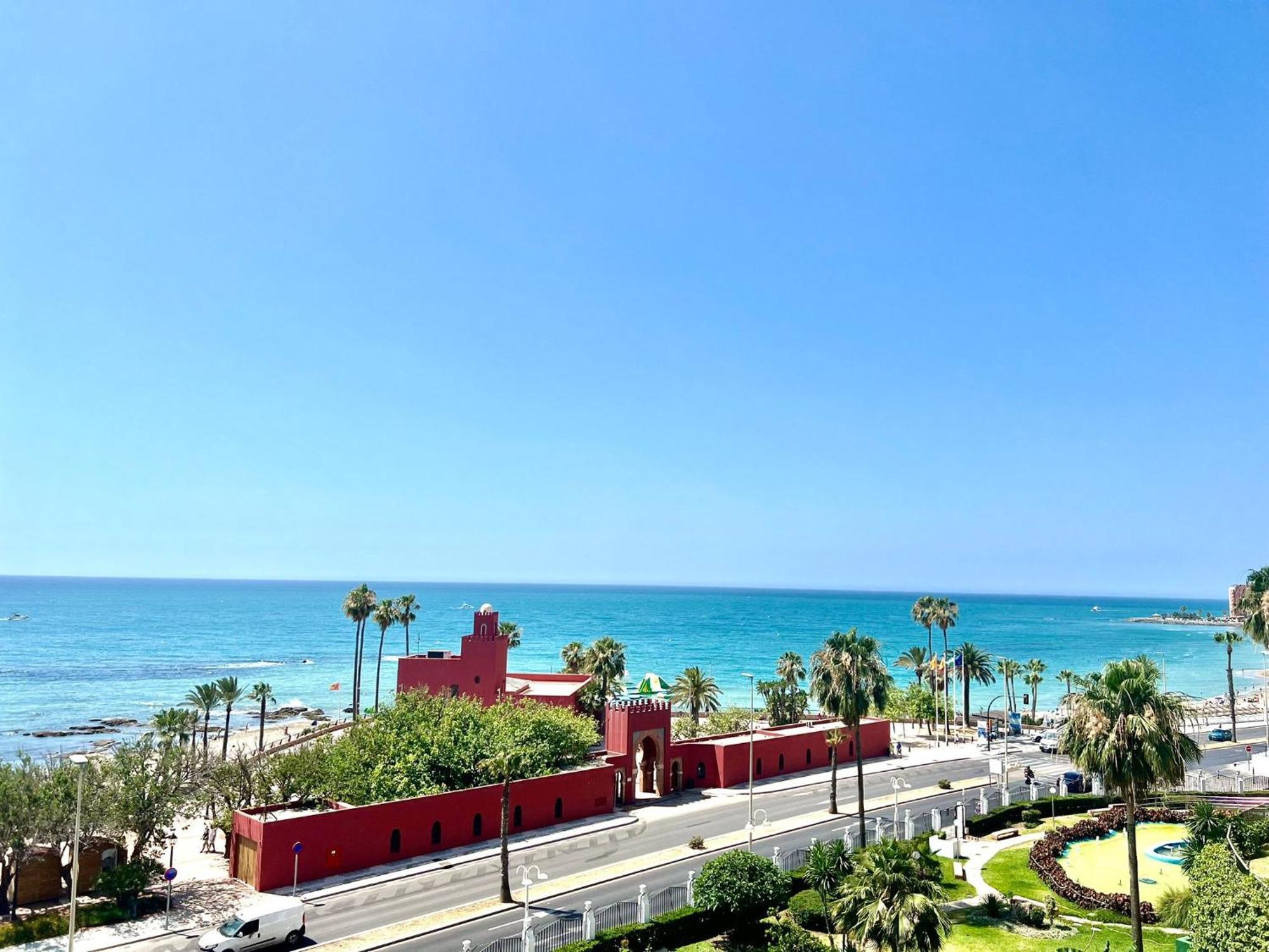 Apartment Sea Front With Large Terrace In Benalbeach