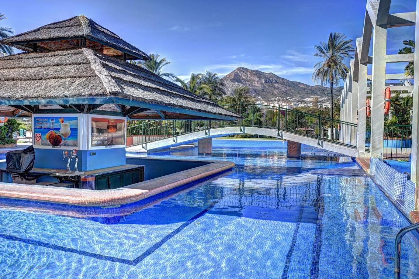 Apartment Sea Front With Large Terrace In Benalbeach *