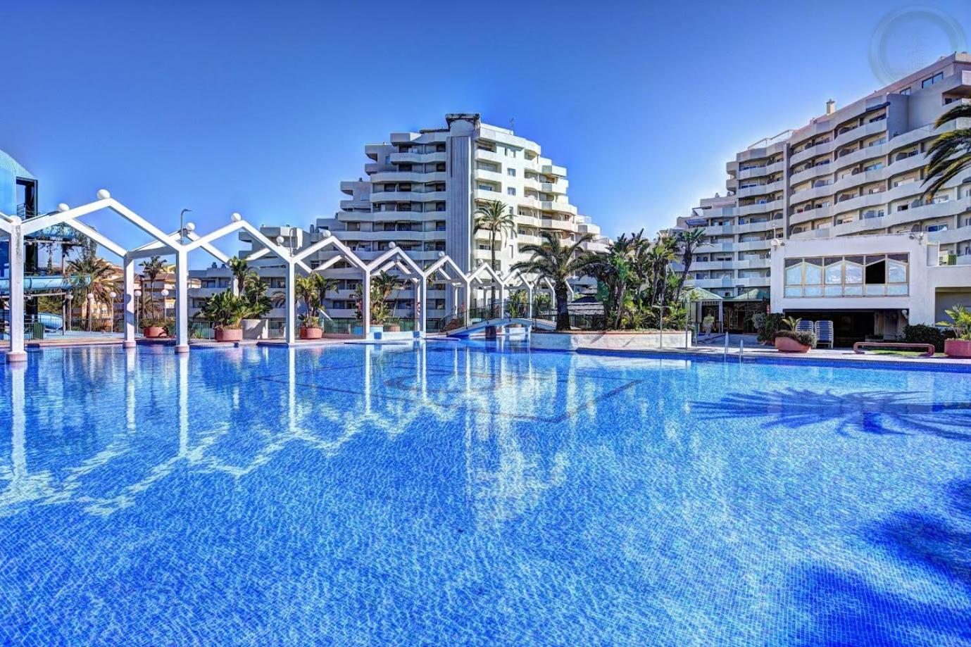 Apartment Sea Front With Large Terrace In Benalbeach *